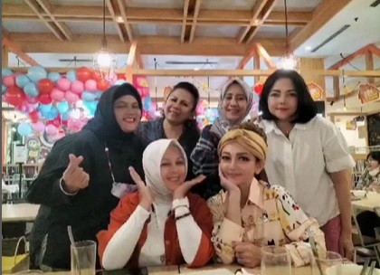 model foto bareng Nike Ardilla masih eksis jadi aktris © berbagai sumber