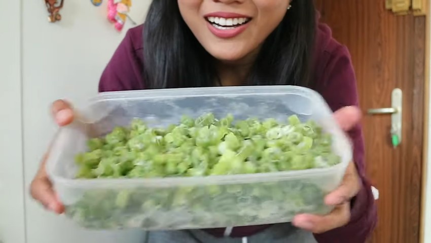 Tetap segar dan wangi berbulan-bulan, ini cara menyimpan daun bawang agar awet di kulkas