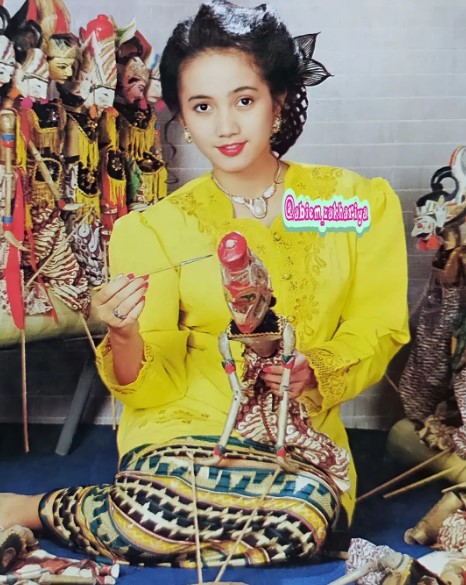 Mira Asmara jadi model jadul © Instagram