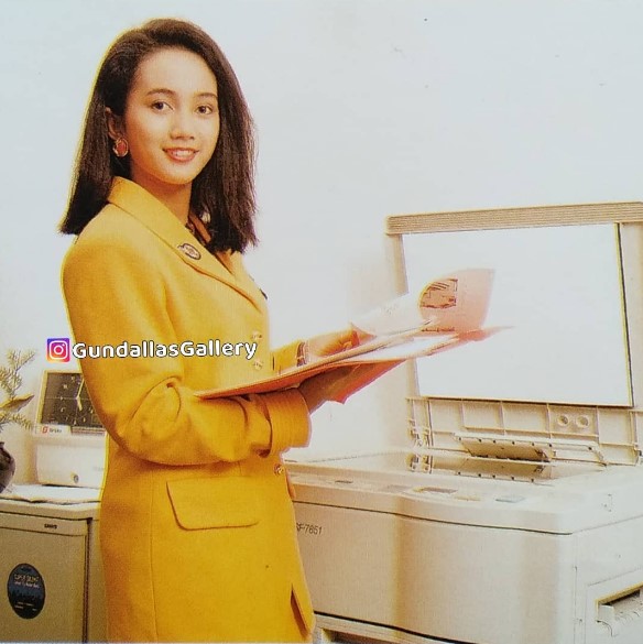 Mira Asmara jadi model jadul © Instagram