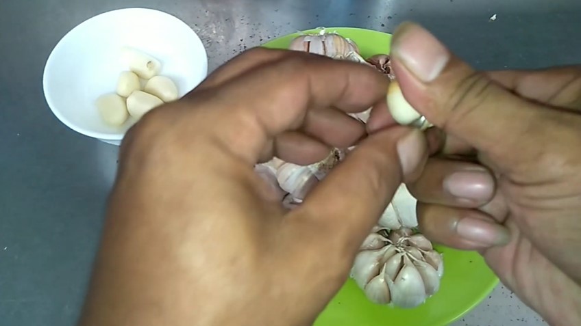 Tanpa alat apapun, ini trik simpel kupas bawang putih agar bersih tak ada kulit yang tertinggal