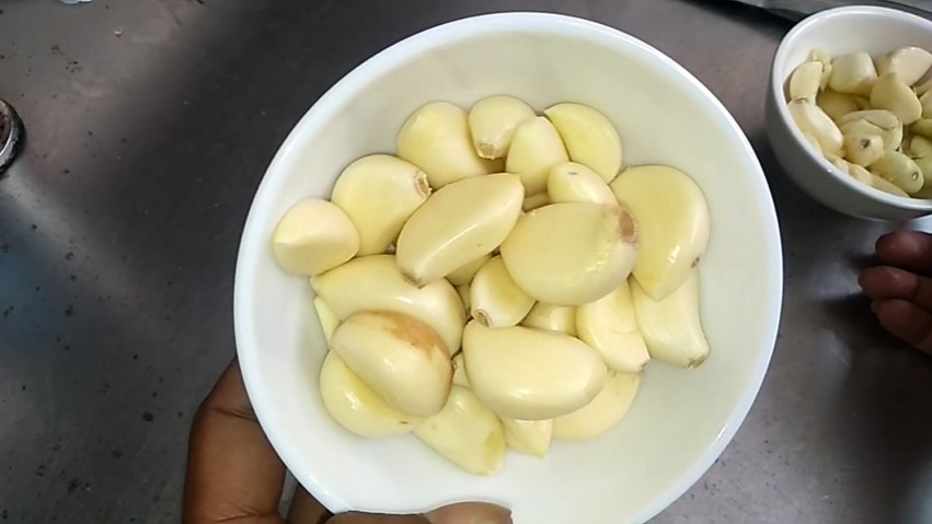 Tanpa alat apapun, ini trik simpel kupas bawang putih agar bersih tak ada kulit yang tertinggal