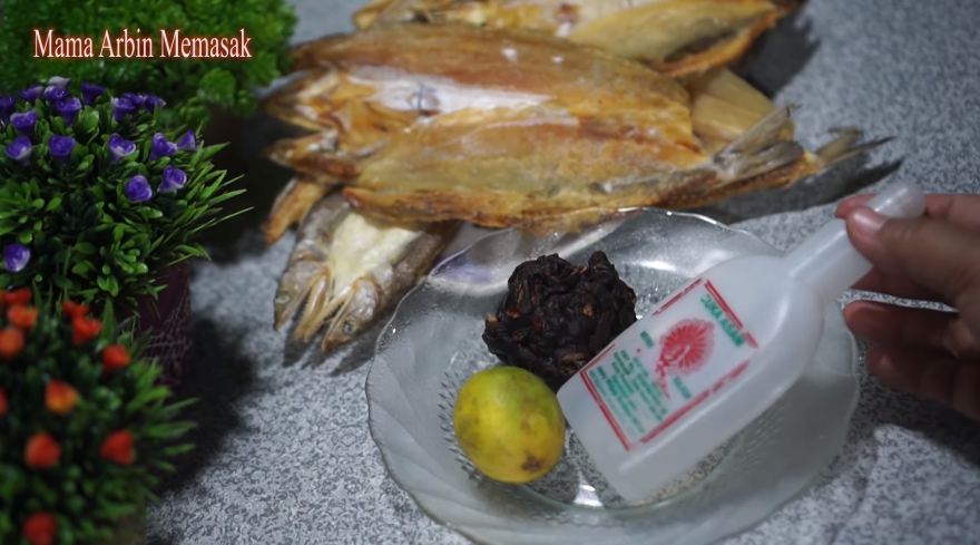 Pakai 3 bahan dapur, ini cara ampuh menghilangkan rasa asin pada ikan asin