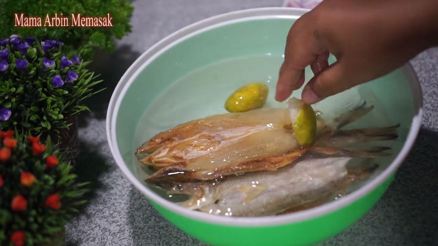 Pakai 3 bahan dapur, ini cara ampuh menghilangkan rasa asin pada ikan asin