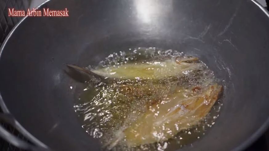 Pakai 3 bahan dapur, ini cara ampuh menghilangkan rasa asin pada ikan asin