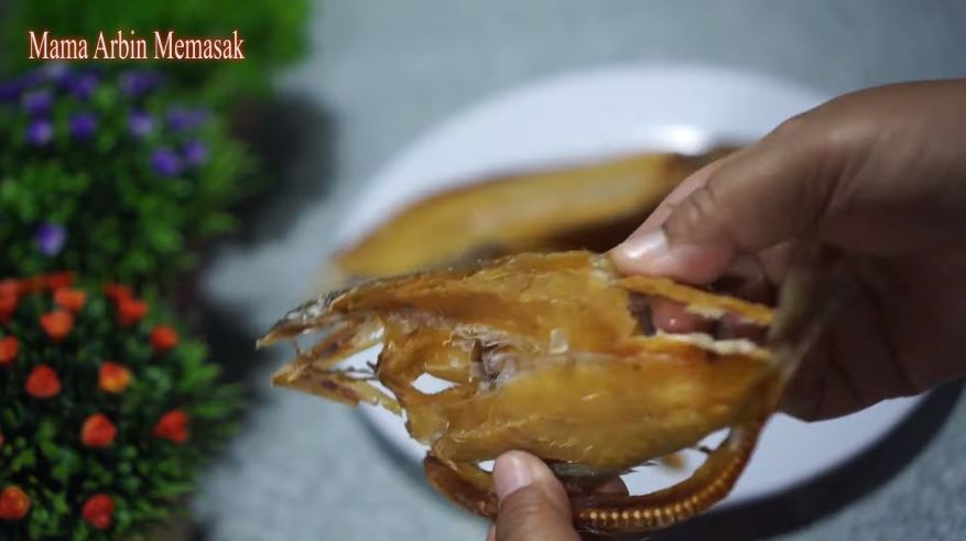 Pakai 3 bahan dapur, ini cara ampuh menghilangkan rasa asin pada ikan asin