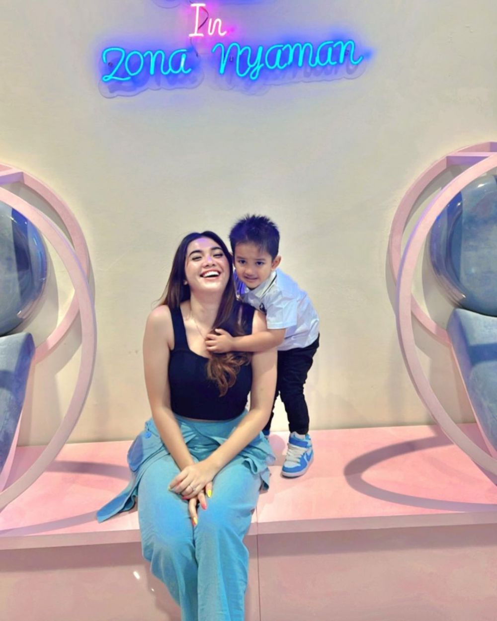 potret raya kitty momong anak semata wayangnya © berbagai sumber