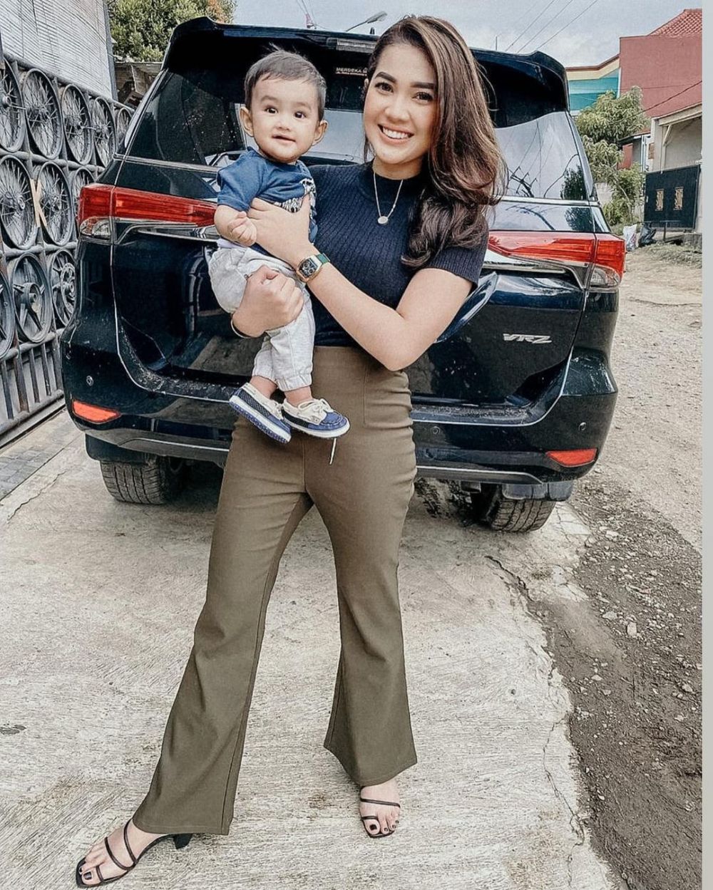 potret raya kitty momong anak semata wayangnya © berbagai sumber