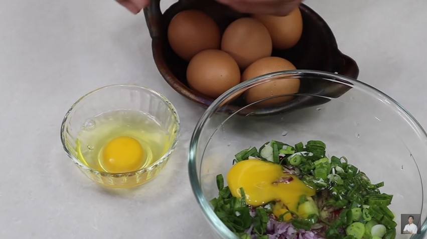 Trik bikin adonan telur dadar krispi, hasilnya tebal dan renyah maksimal bak olahan ayam kentucky