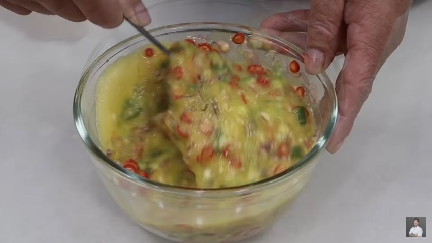 Trik bikin adonan telur dadar krispi, hasilnya tebal dan renyah maksimal bak olahan ayam kentucky