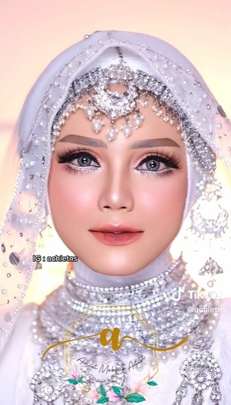 Transformasi makeup cewek kulit sawo matang jadi flawless © 2023 brilio.net Transformasi makeup cewek kulit sawo matang jadi flawless © 2023 brilio.net