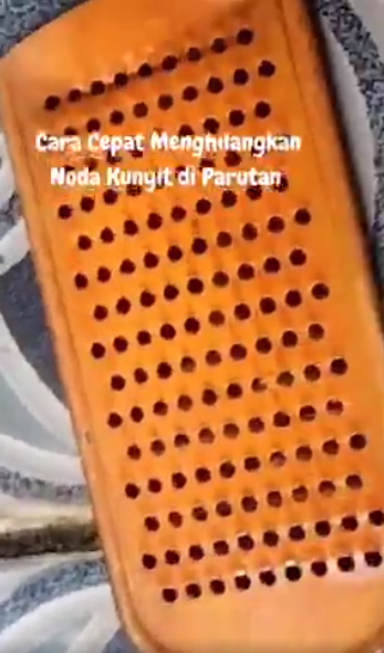 Cuma pakai 1 bahan, ini cara cepat menghilangkan noda bekas kunyit di parutan