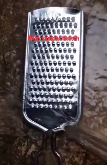 Cuma pakai 1 bahan, ini cara cepat menghilangkan noda bekas kunyit di parutan