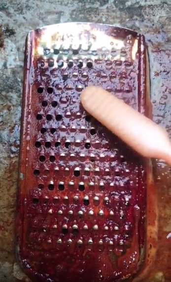 Cuma pakai 1 bahan, ini cara cepat menghilangkan noda bekas kunyit di parutan