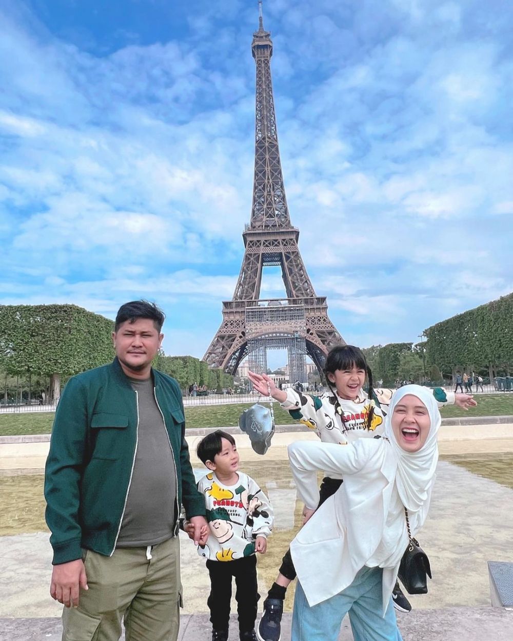 Ryana Ratu FTV yang kini berjilbab berbagai sumber Ryana Ratu FTV yang kini berjilbab berbagai sumber