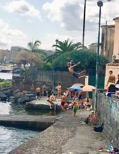 Momen lucu saat di sungai Berbagai sumber