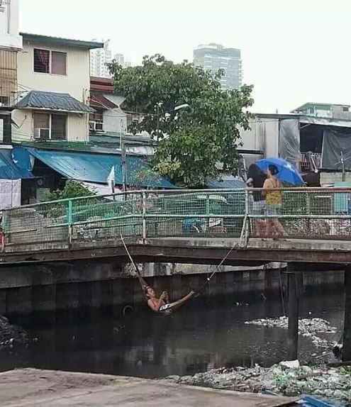 Momen lucu saat di sungai Berbagai sumber