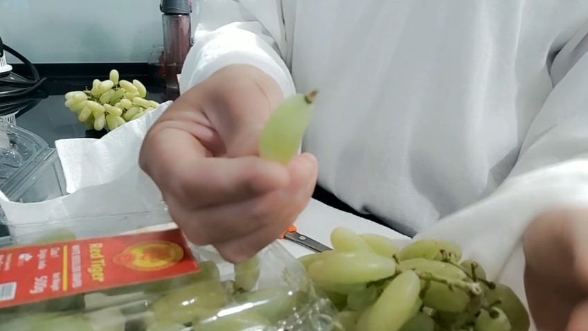 Tanpa mencabut tangkainya, ini cara simpan buah anggur agar tak cepat busuk dan awet hingga 1 bulan