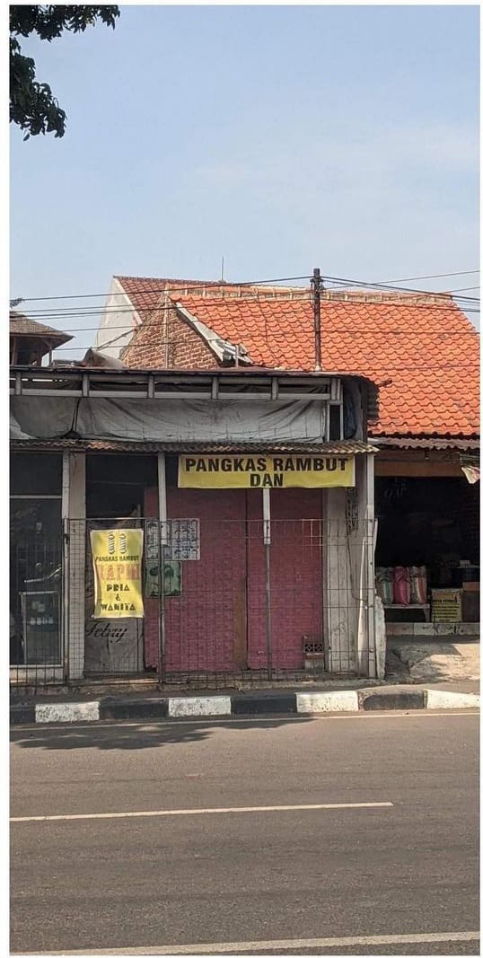 tulisan lucu di spanduk ini kalimatnya bikin geleng-geleng kepala © Instagram tulisan lucu di spanduk ini kalimatnya bikin geleng-geleng kepala © Instagram