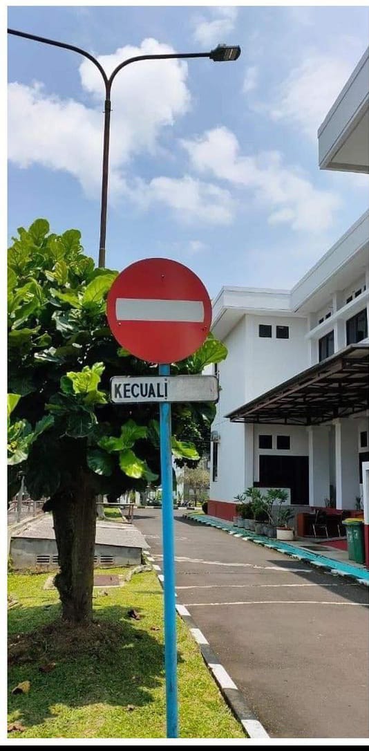 tulisan lucu di spanduk ini kalimatnya bikin geleng-geleng kepala © Instagram tulisan lucu di spanduk ini kalimatnya bikin geleng-geleng kepala © Instagram