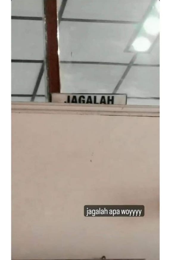 tulisan lucu di spanduk ini kalimatnya bikin geleng-geleng kepala © Instagram tulisan lucu di spanduk ini kalimatnya bikin geleng-geleng kepala © Instagram