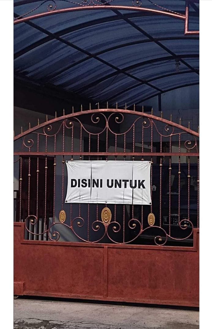 tulisan lucu di spanduk ini kalimatnya bikin geleng-geleng kepala © Instagram tulisan lucu di spanduk ini kalimatnya bikin geleng-geleng kepala © Instagram