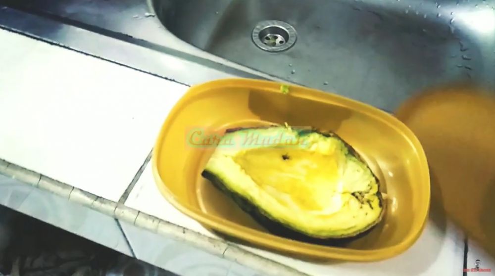 Trik menyimpan alpukat matang yang sudah dibelah ini bikin dagingnya tak cepat menghitam