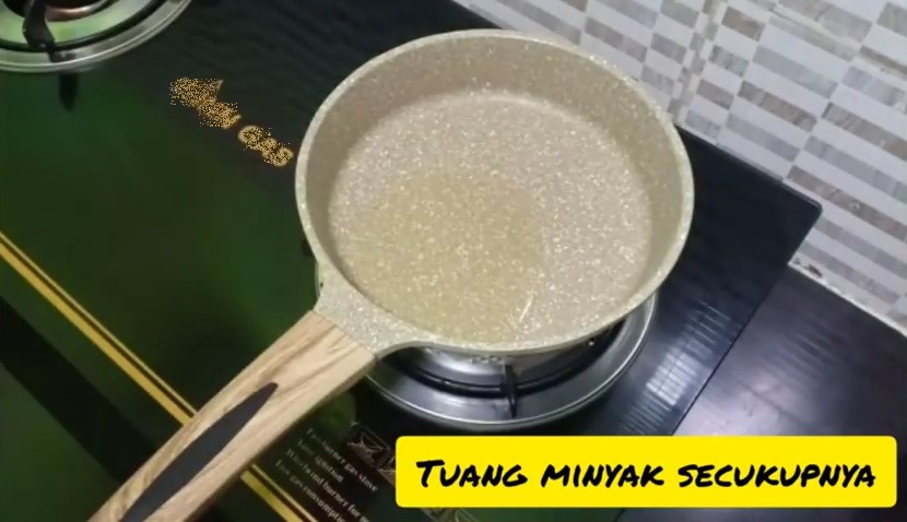 Jangan langsung dipakai, ini trik membersihkan teflon baru agar tak bikin masakan jadi bau