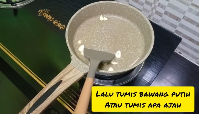 Jangan langsung dipakai, ini trik membersihkan teflon baru agar tak bikin masakan jadi bau