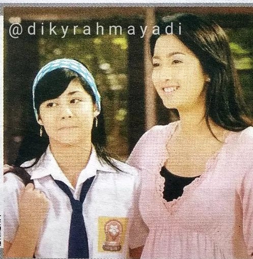 Desy pemain Olga dan Sepatu Roda berbagai sumber