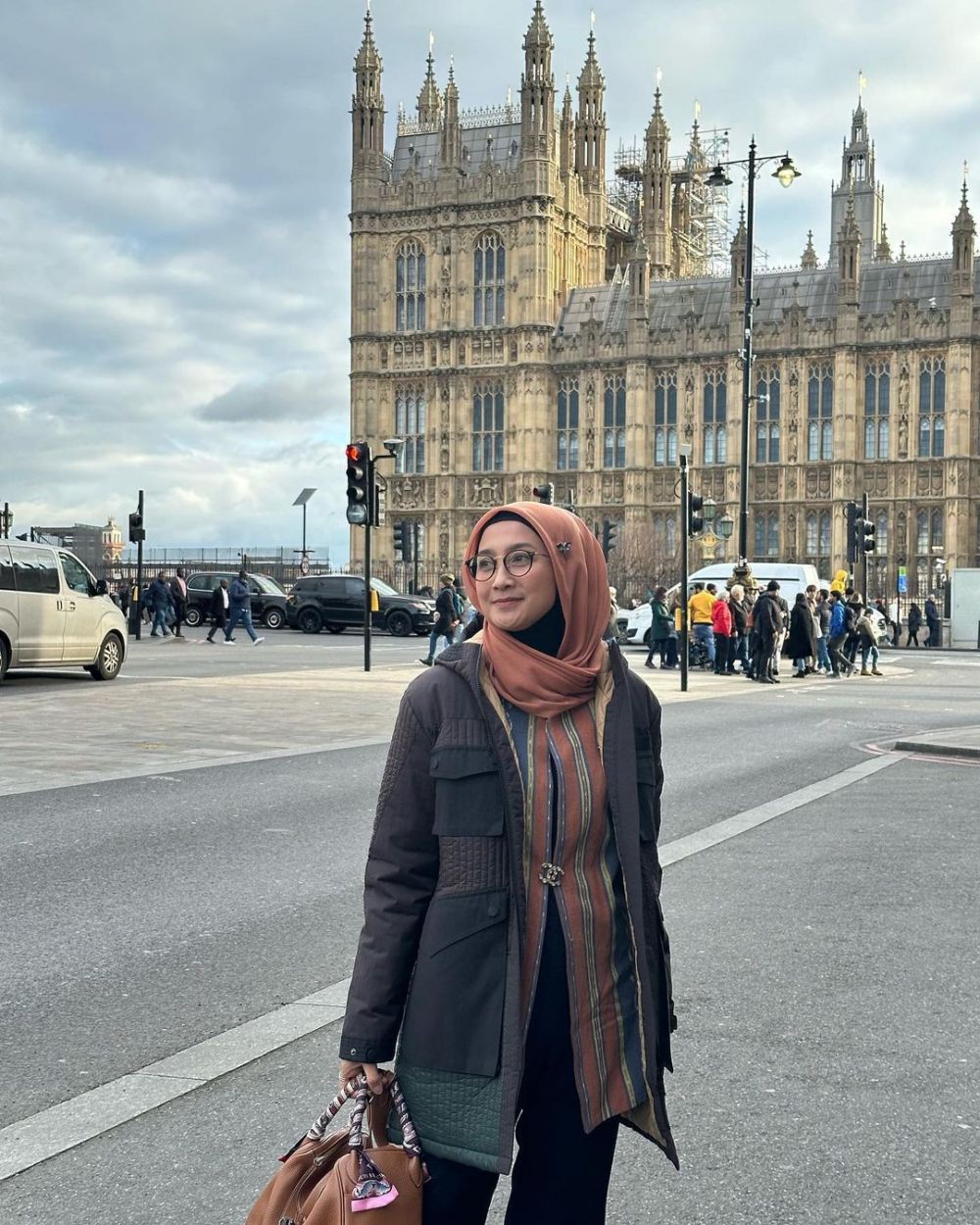 Desy pemain Olga dan Sepatu Roda berbagai sumber