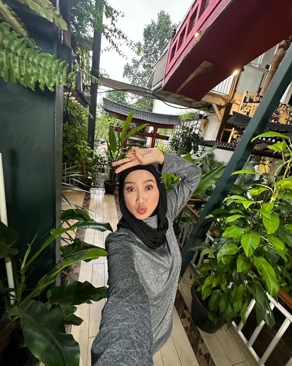 Desy pemain Olga dan Sepatu Roda berbagai sumber