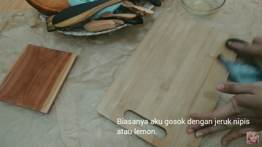 Cuma pakai 2 bahan, ini cara mengubah perabot dapur kayu pucat jadi cerah dan mulus seperti baru