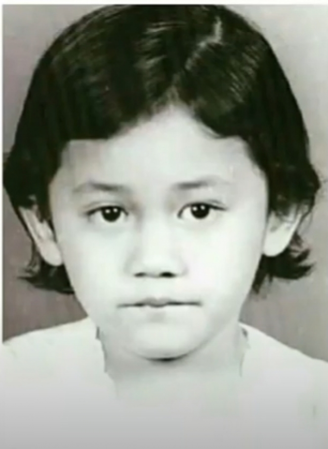 Potret nostalgia masa kecil Nike Ardilla © berbagai sumber Potret nostalgia masa kecil Nike Ardilla © berbagai sumber