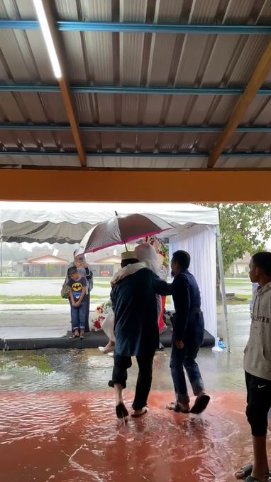 Momen haru ayah gendong anak perempuannya di hari pernikahan TikTok