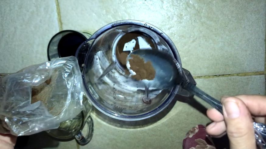 Bukan dengan cuka dan jeruk nipis, ini cara menghilangkan bau di blender pakai 1 bahan dapur