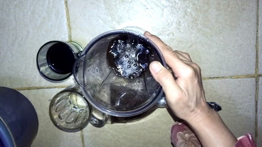 Bukan dengan cuka dan jeruk nipis, ini cara menghilangkan bau di blender pakai 1 bahan dapur