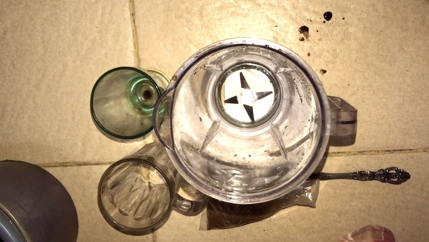 Bukan dengan cuka dan jeruk nipis, ini cara menghilangkan bau di blender pakai 1 bahan dapur