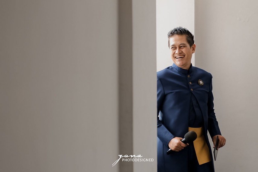 model berfoto dengan Nike Ardilla jadi MC nikahan © Instagram