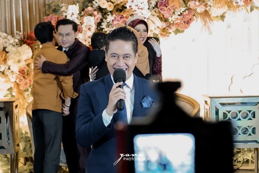 model berfoto dengan Nike Ardilla jadi MC nikahan © Instagram