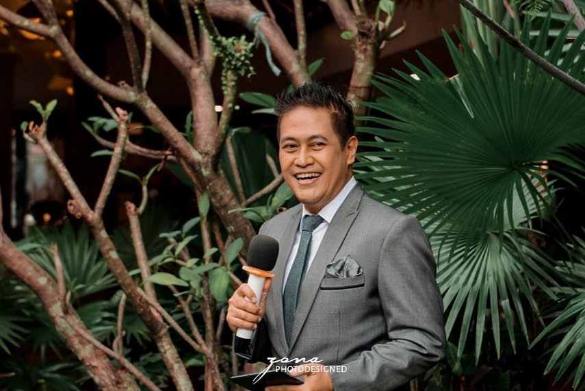 model berfoto dengan Nike Ardilla jadi MC nikahan © Instagram