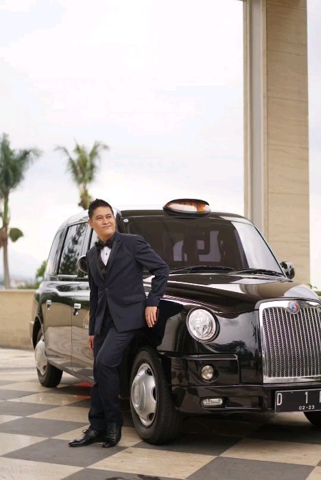 model berfoto dengan Nike Ardilla jadi MC nikahan © Instagram