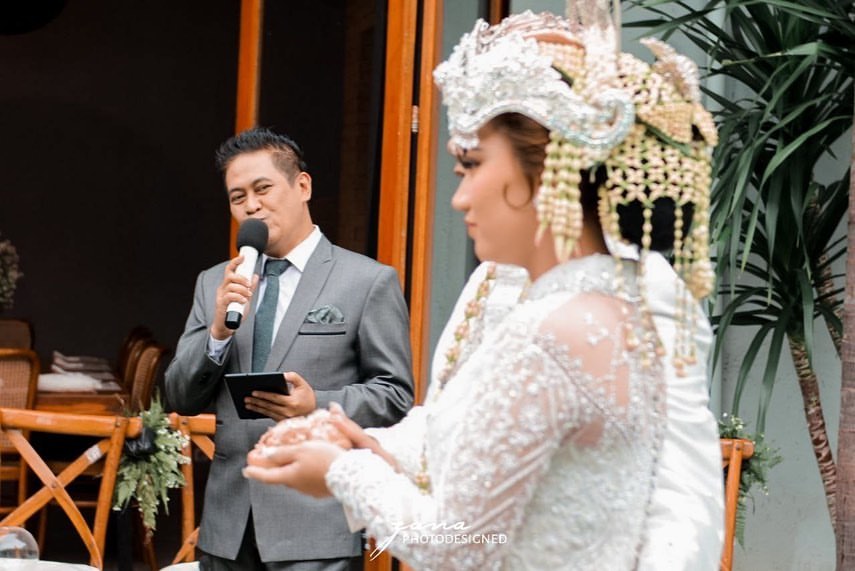 model berfoto dengan Nike Ardilla jadi MC nikahan © Instagram