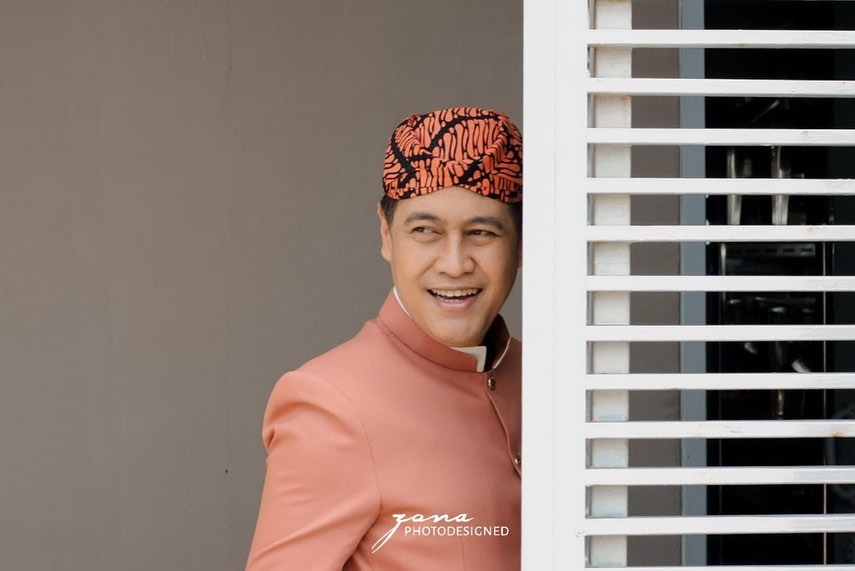 model berfoto dengan Nike Ardilla jadi MC nikahan © Instagram