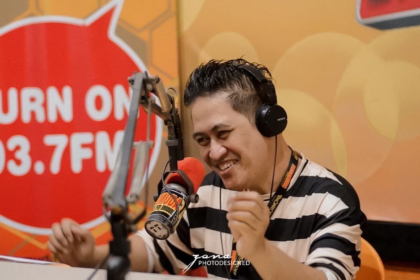 model berfoto dengan Nike Ardilla jadi MC nikahan © Instagram