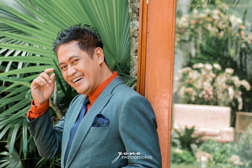 model berfoto dengan Nike Ardilla jadi MC nikahan © Instagram