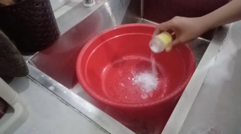 Cuma pakai tiga bahan, begini cara mengubah piring lama yang menguning agar kinclong seperti baru