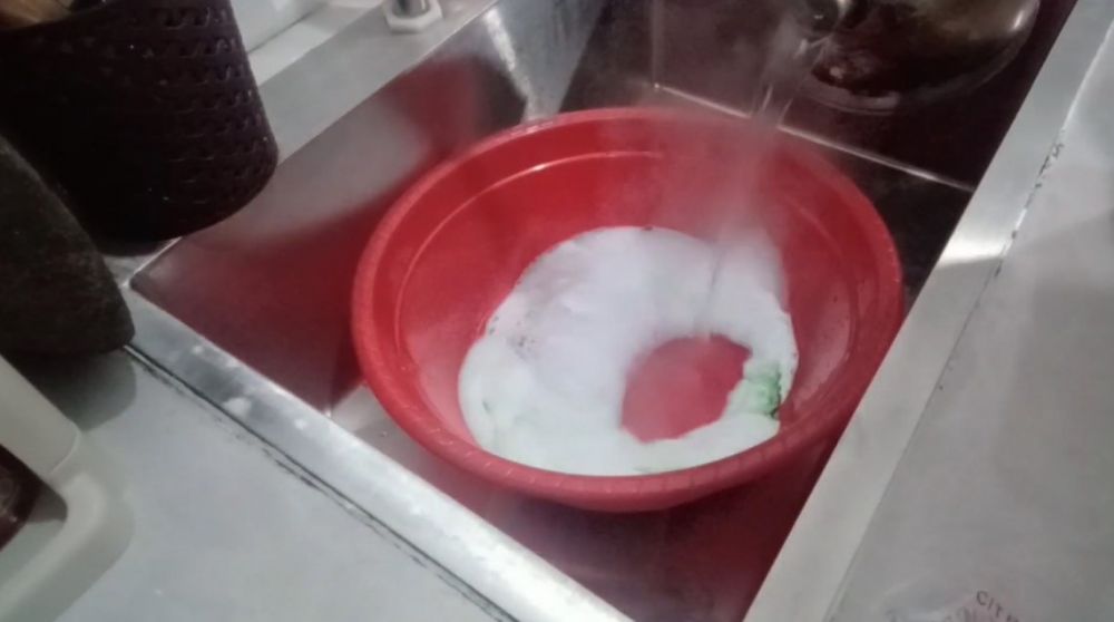 Cuma pakai tiga bahan, begini cara mengubah piring lama yang menguning agar kinclong seperti baru