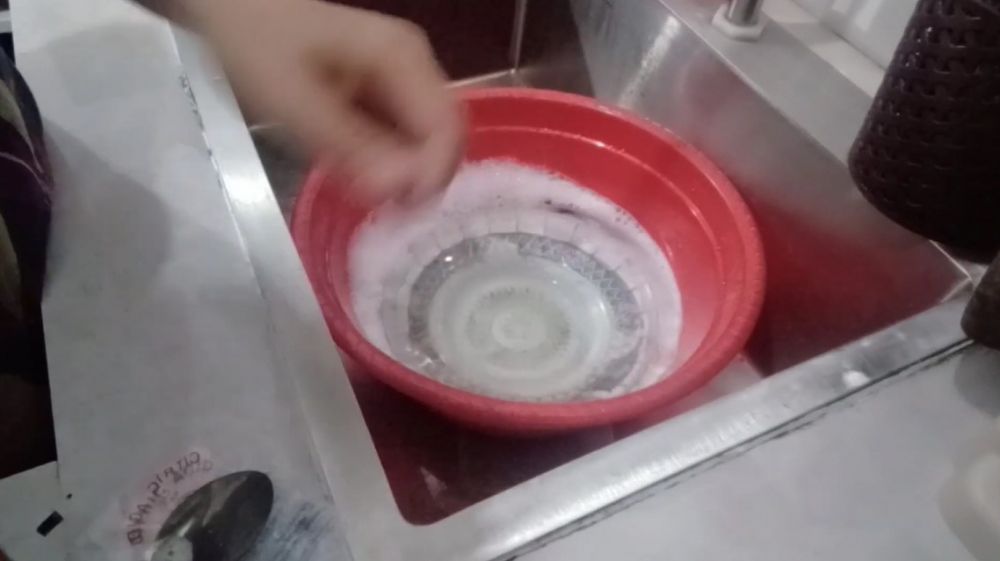 Cuma pakai tiga bahan, begini cara mengubah piring lama yang menguning agar kinclong seperti baru