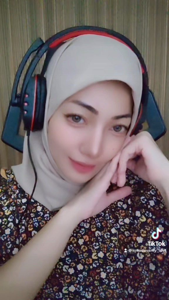 Adinda Irma De Vanty Lorong Waktu © berbagai sumber Adinda Irma De Vanty Lorong Waktu © berbagai sumber